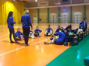 Grupo de jugadoras en un pabellón