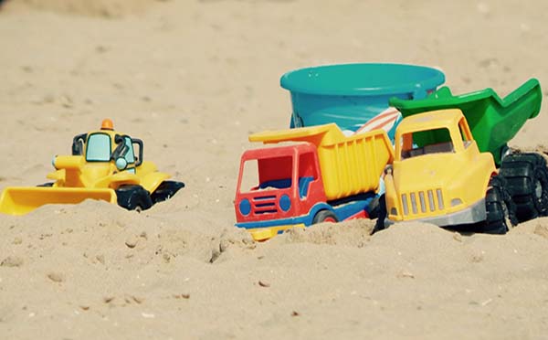 Camiones de juguete sobre arena de playa