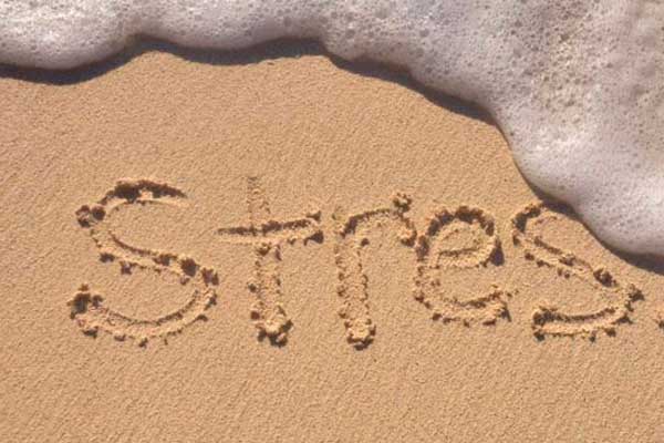 Stres escrito sobre arena de playa