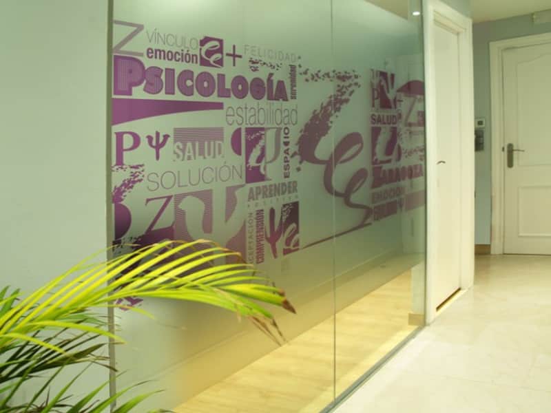 Pasillo de la consulta de Psicología Zaragoza – Sede Calle Cádiz